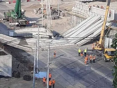 Обвал балок на Дегтярівському мосту в столиці: у КМДА розповіли деталі