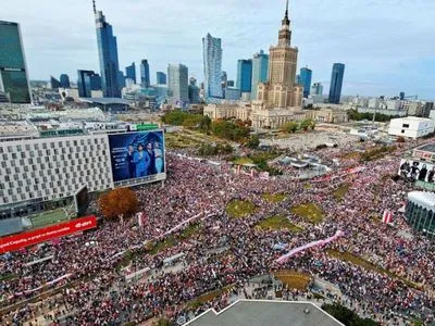 У Варшаві напередодні виборів сотні тисяч людей вийшли на мітинг