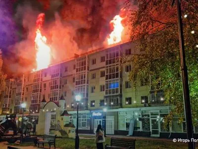На росії спалахнула житлова будівля: більше 300 осіб евакуйовано