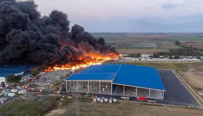 На заводі у Хорватії спалахнула масштабна пожежа