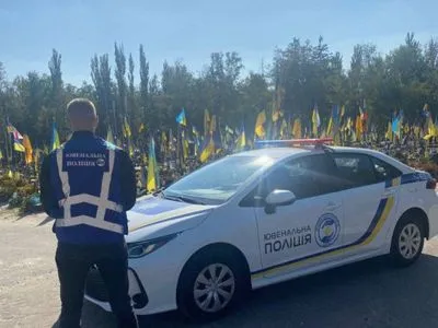В Киеве полицейские разоблачили группу малолетних, которые обворовывали могилы павших героев