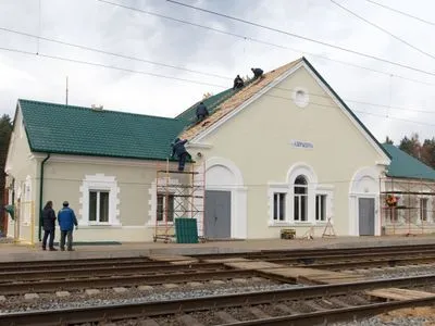 У Білорусі “бавовна” на залізниці. Ймовірно пошкоджені конструкції, що займаються розвантаженням військової техніки — ЗМІ
