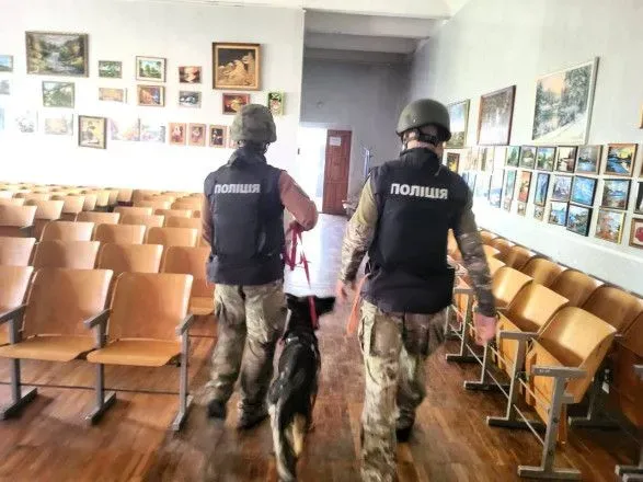 На Киевщине правоохранители проверяли сообщения о возможной опасности учебных заведений.