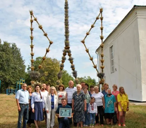 На Хмельниччині створили найбільший тризуб із дідухів та сухоцвіту — Національний Реєстр Рекордів