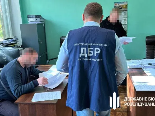 Полицейского и адвоката из Хмельницкой области разоблачили на подделке документов для выезда за границу