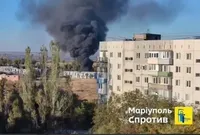 В оккупированном Мариуполе вспыхнул пожар: на видео виден столб черного дыма