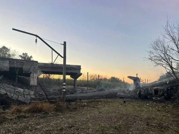 У мережі повідомляють про ураження мосту на трасі між Горлівкою та Донецьком