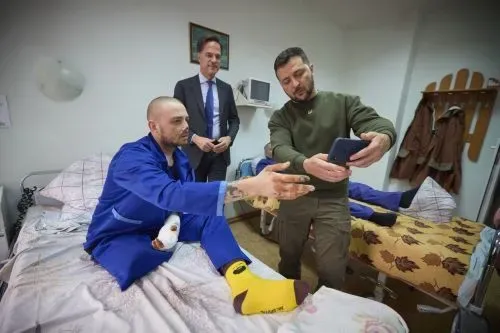 Зеленский и Рютте посетили раненых украинских бойцов в одесском госпитале