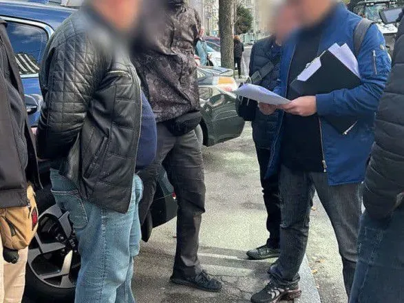 В Киеве задержали налоговика-взяточника, который требовал тысячу долларов за списание налоговых обязательств с должника