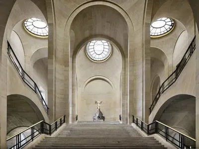 Парижский Лувр закрылся на день "по соображениям безопасности"