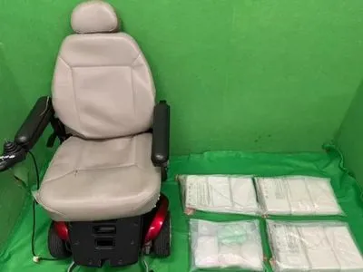 В аэропорту Гонконга в инвалидной коляске обнаружили 11 кг кокаина
