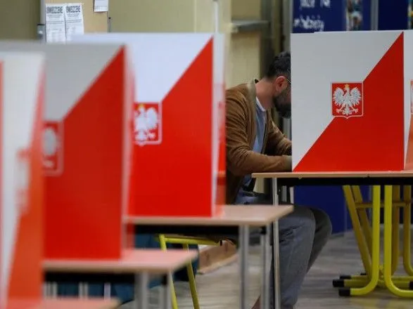 Стали відомі перші результати парламентських виборів у Польщі: лідирує правляча партія