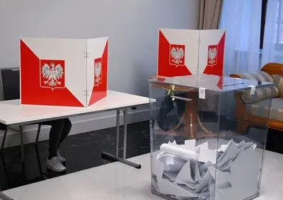 Явка на виборах в Польщі на 18:00 становила 57,54%. На виборчій дільниці померла жінка