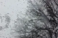В Україну йдуть дощі зі снігом та зниження температури