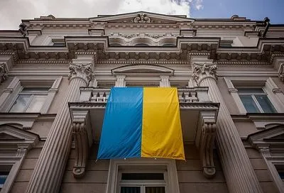В Вильнюсе иностранцы выбросили украинский флаг в мусорник: полиция задержала нарушителей