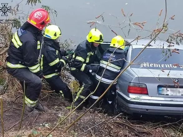 На Днепропетровщине спасатели достали из воды автомобиль с тремя погибшими