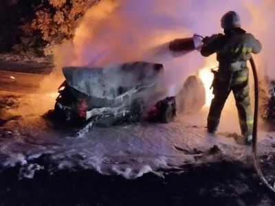 На Миколаївщині у результаті ДТП спалахнули автівки: одна жінка загинула, ще четверо людей - поранені