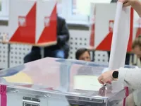 У Польщі на виборах найбільше набирає керівна партія PiS: підрахували понад 99% голосів