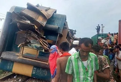 В Бангладеш грузовой поезд столкнулся с пассажирским: есть по меньшей мере 15 погибших