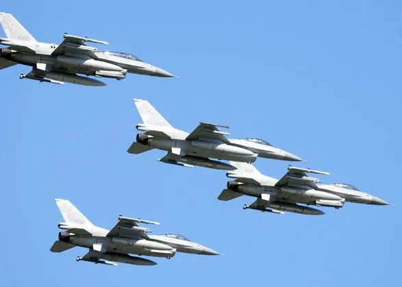 У США українські пілоти розпочали льотну підготовку на F-16