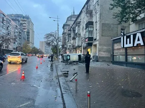 У Києві автівка збила людей на зупинці: що відомо