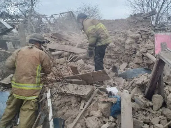 Из-под завалов достали жертву: спасатели показали последствия вражеской атаки на Берислав