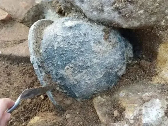 В Италии на месте жертвоприношений Афине нашли древнегреческий шлем