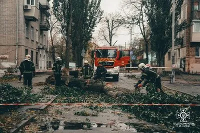 Жертвами негоди в Україні стали троє людей, 10 травмовано, знеструмлення у 16 областях
