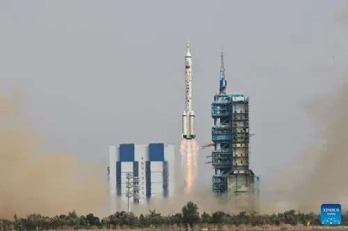 Космический корабль "Шэньчжоу-16" отделился от космических станций: трое китайских астронавтов возвращаются на Землю