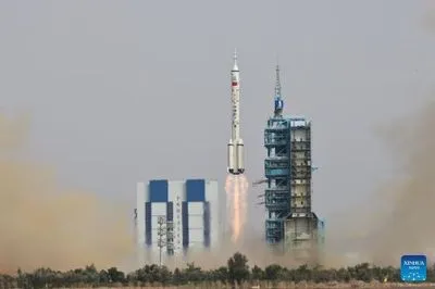 Космічний корабель “Шеньчжоу-16” відокремився від космічних станцій: троє китайських астронавтів повертаються на Землю