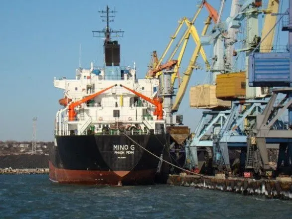 Оккупанты разгружают судно с военным грузом в Бердянском порту