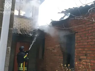 Оккупанты днем снова ударили по Волчанску: горел жилой дом