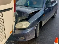 На Київщині авто зіткнулося із шкільним автобусом: постраждала дитина