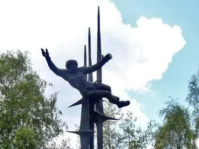Во Львове демонтируют "памятник терешковой"