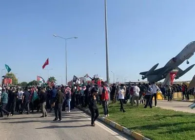 В Турции толпа с флагами Палестины пыталась прорваться на военную авиабазу США