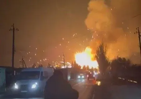 З'явилося відео вибуху російського складу боєприпасів в окупованому Сєдовому на Донеччині