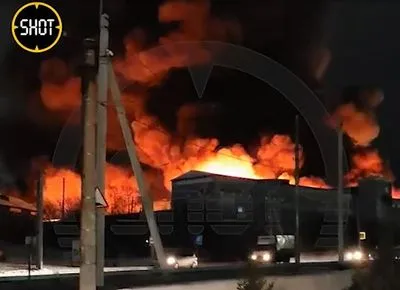В Бурятии масштабный пожар: огонь охватил крышу торгового центра