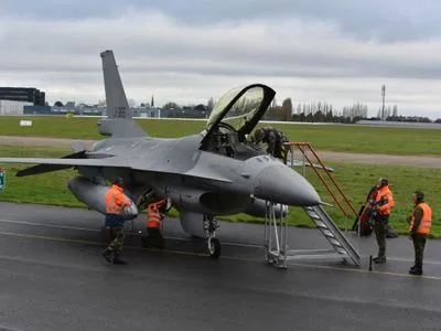П’ять F-16 з Нідерландів направляються в Румунію на навчання українських пілотів