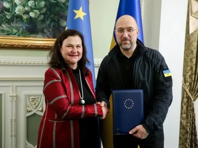 Украина официально получила отчет ЕС, рекомендующий начать переговоры о вступлении в Евросоюз — Шмыгаль