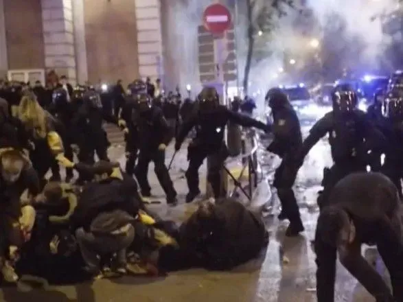 В Мадриде произошли столкновения демонстрантов против амнистии для сепаратистов с полицией