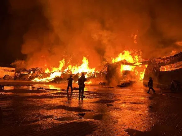 У Вінниці масштабна пожежа: горить склад з ламінатом