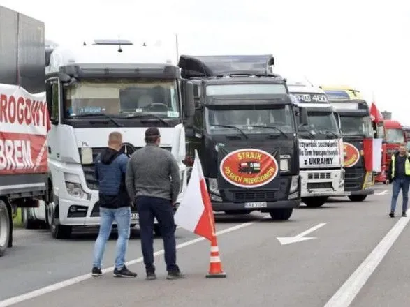 На трех пунктах пропуска на границе на выезд из Польши заблокировано около 1700 грузовиков - ГПСУ