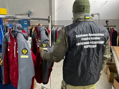 Шили куртки для збірної рф: у МВС показали відео обшуку підприємства, яке працювало на окупантів