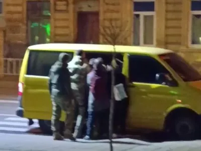 На Львовщине работники ТЦК затолкали в авто мужчину без его согласия: проводится проверка