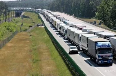 У черзі на кордоні з Польщею помер український водій вантажівки