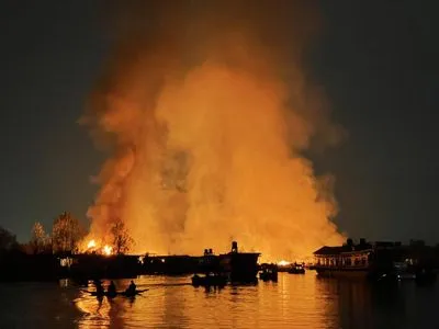 Троє туристів загинули під час пожежі на плавучих будинках в Індії