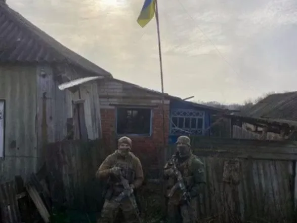 Прикордонники підняли прапор в "сірій зоні" на Харківщині