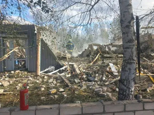 Удар рф по селу Гроза: двоє поранених людей залишаються в лікарнях Удар рф по селу Гроза: двоє поранених людей залишаються в лікарнях