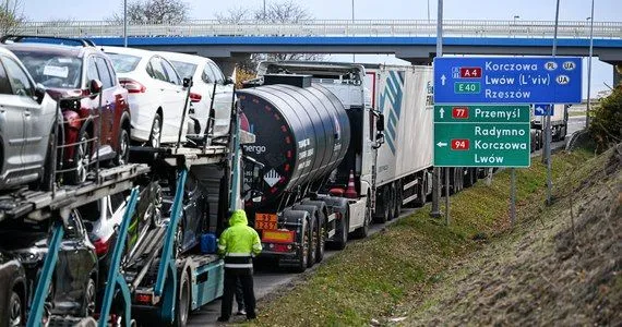 Польська поліція пішла на "несподіваний крок" для уникнення блокади кордону для українських вантажівок - ЗМІ