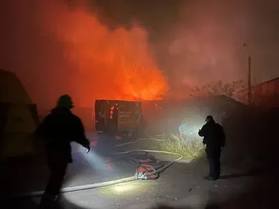 Пожар на складе стройматериалов в столице потушили
